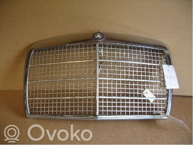 Mercedes-Benz COMPAKT W115 Maskownica / Grill / Atrapa górna chłodnicy 