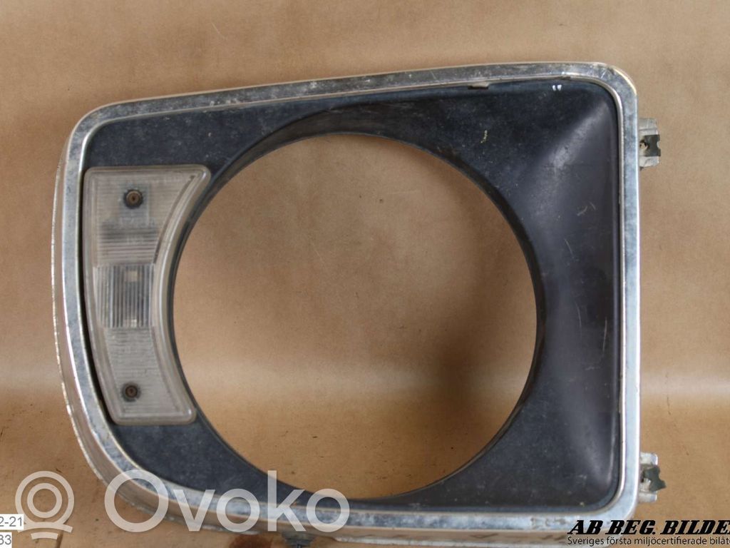 Volvo 140 Moulure sous phares