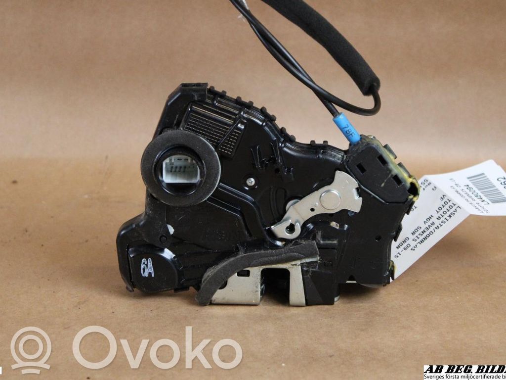 Toyota Avensis T270 Front door lock 