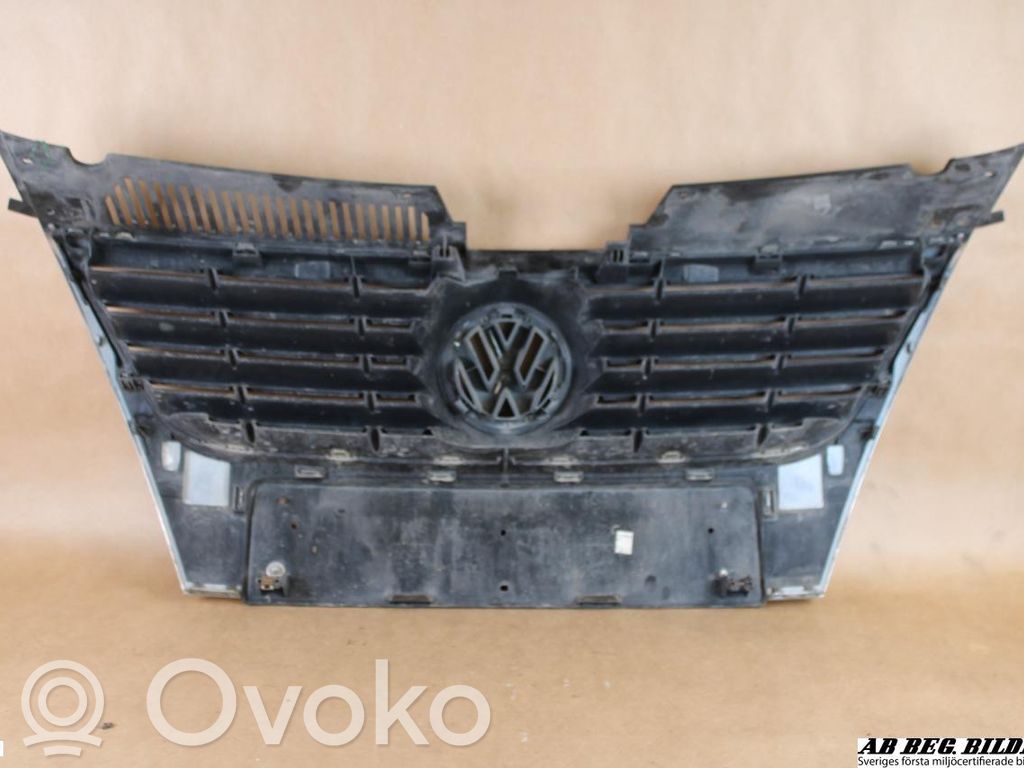 Volkswagen PASSAT B6 Augšējais režģis 