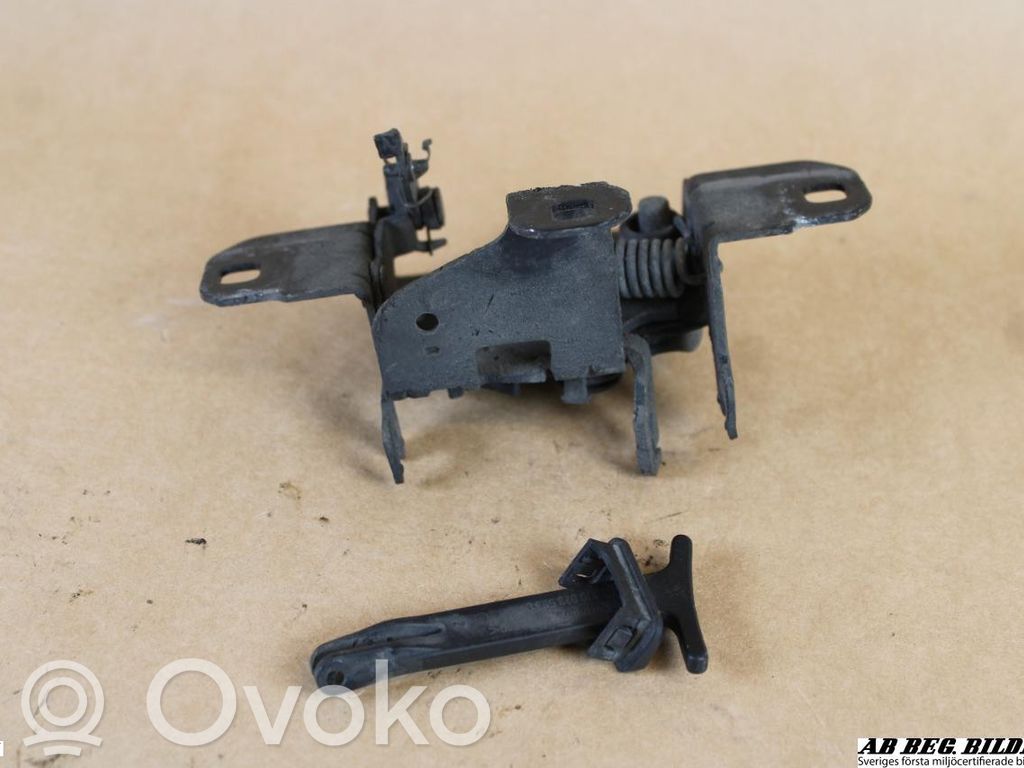 Volkswagen Golf IV Serrure de capot 
