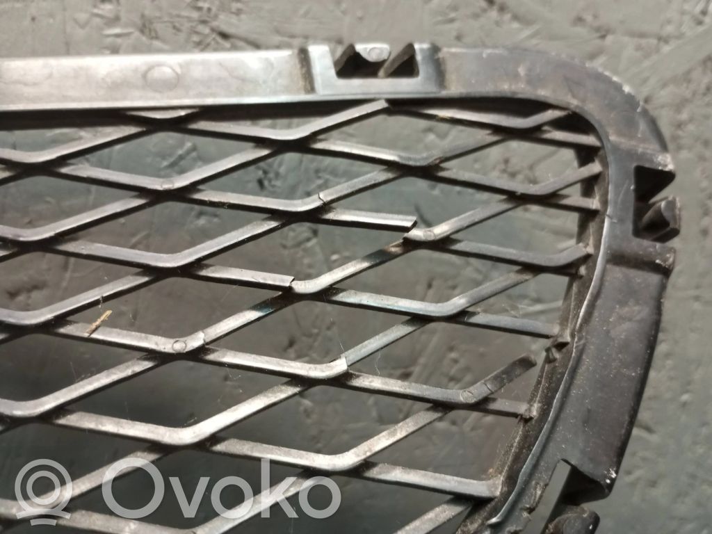 BMW 3 E90 E91 Grotelės apatinės (trijų dalių) 