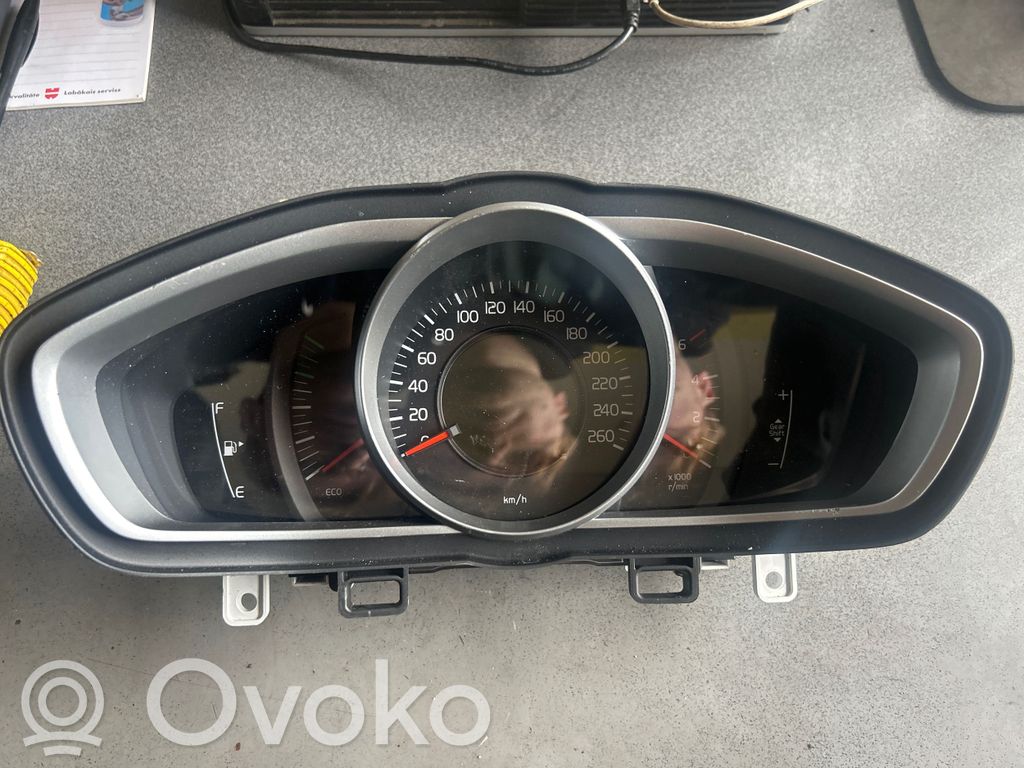 Volvo V40 Speedometer (instrument cluster) 