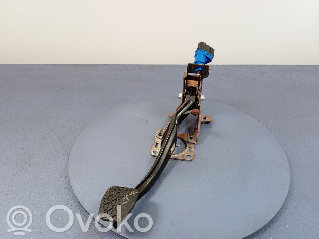Accelerator throttle pedal