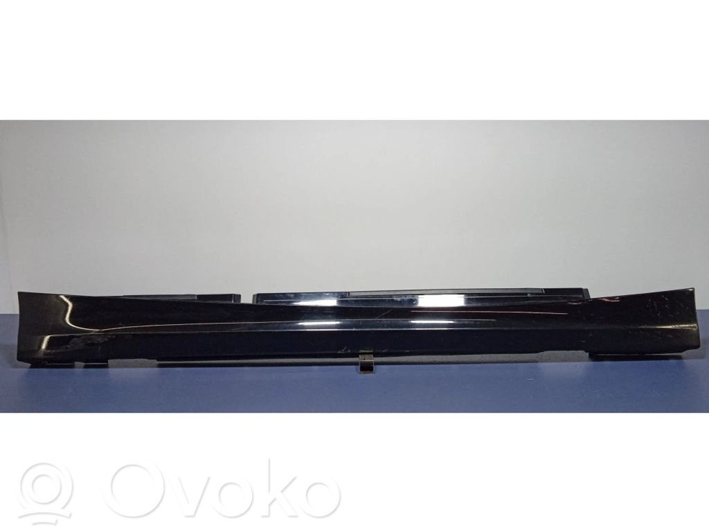Front sill (body part)