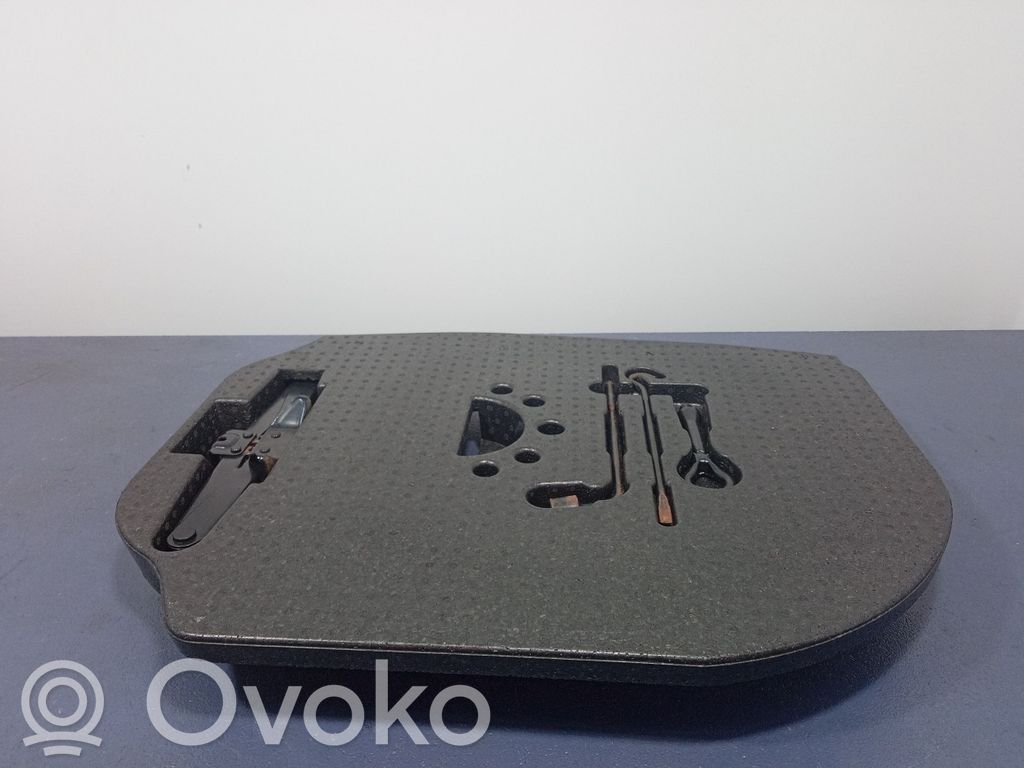 Nissan Primera Dolny panel schowka koła zapasowego 