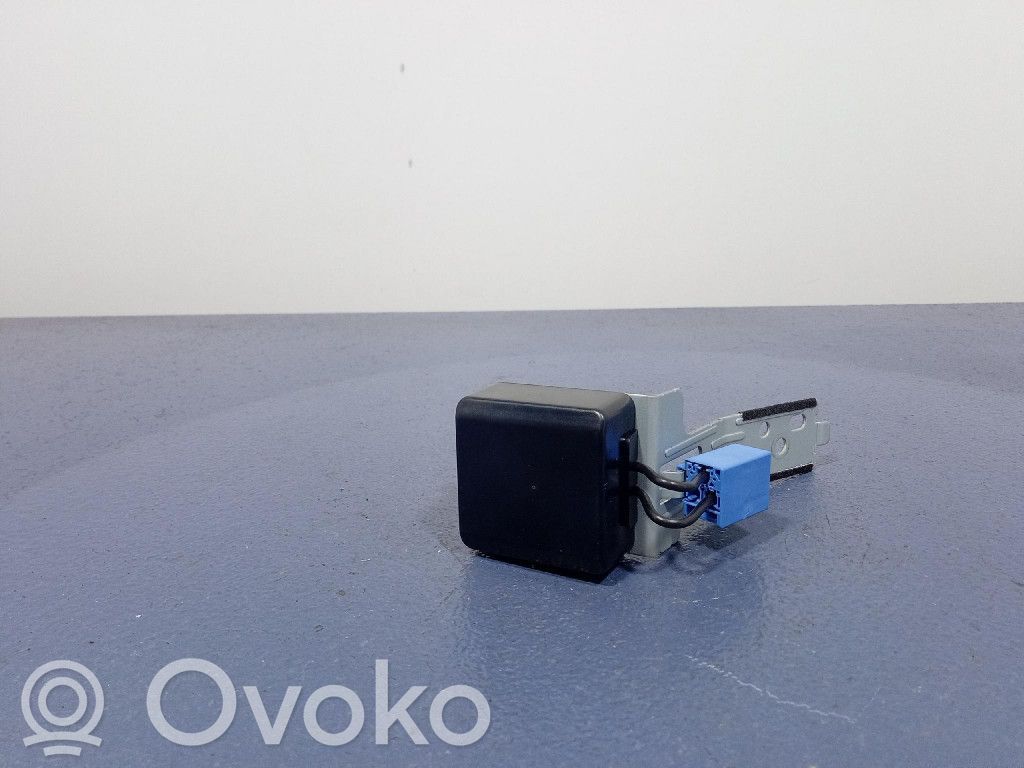 Mazda CX-5 GPS-pystyantenni 