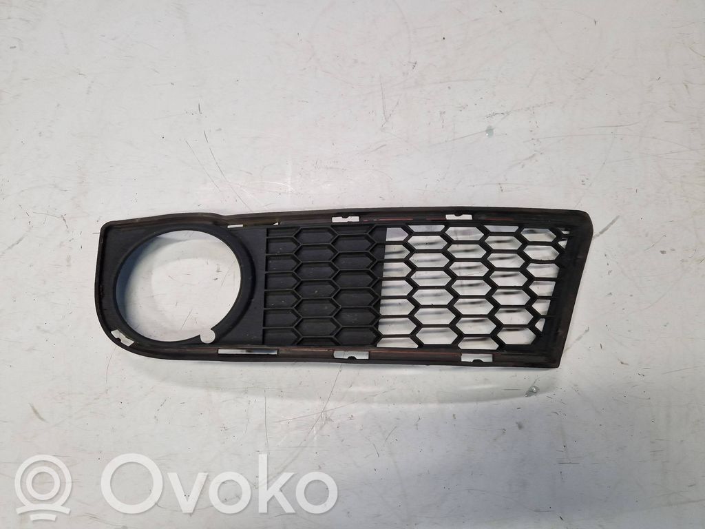 BMW 1 E82 E88 Kratka dolna zderzaka przedniego 