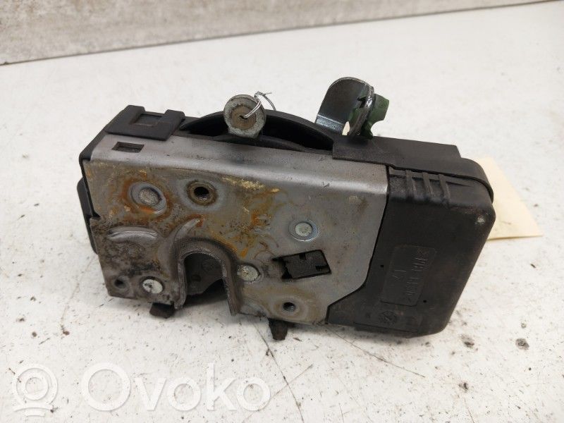 Opel Corsa C Priekšpusē slēdzene 
