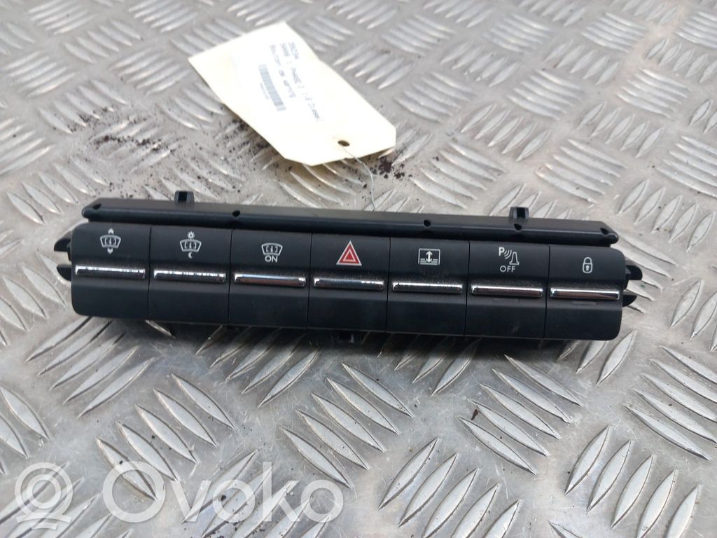 Peugeot 5008 Hazard light switch 