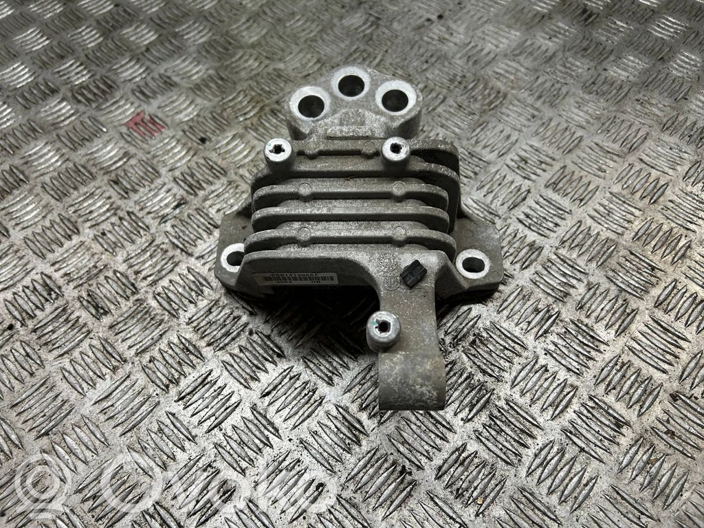 Jeep Cherokee Engine mount bracket 
