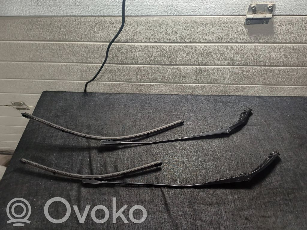 Porsche Macan (95B) Front wiper blade arm 