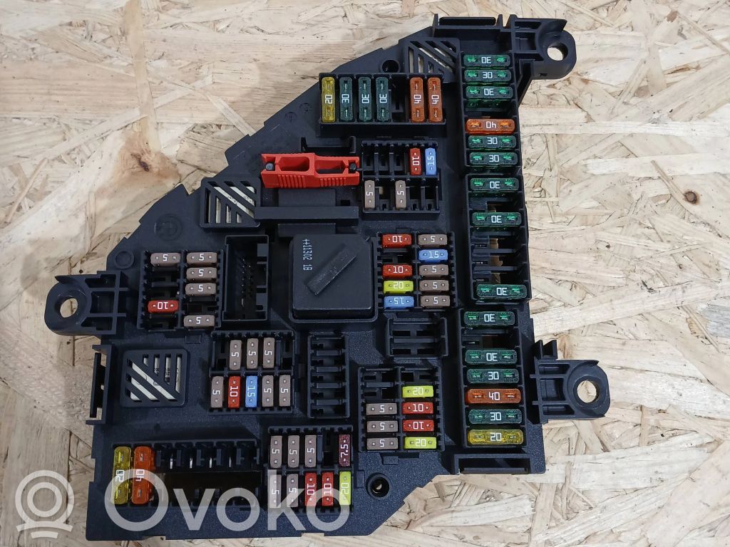 BMW 7 F01 F02 F03 F04 Ramka / Moduł bezpieczników 