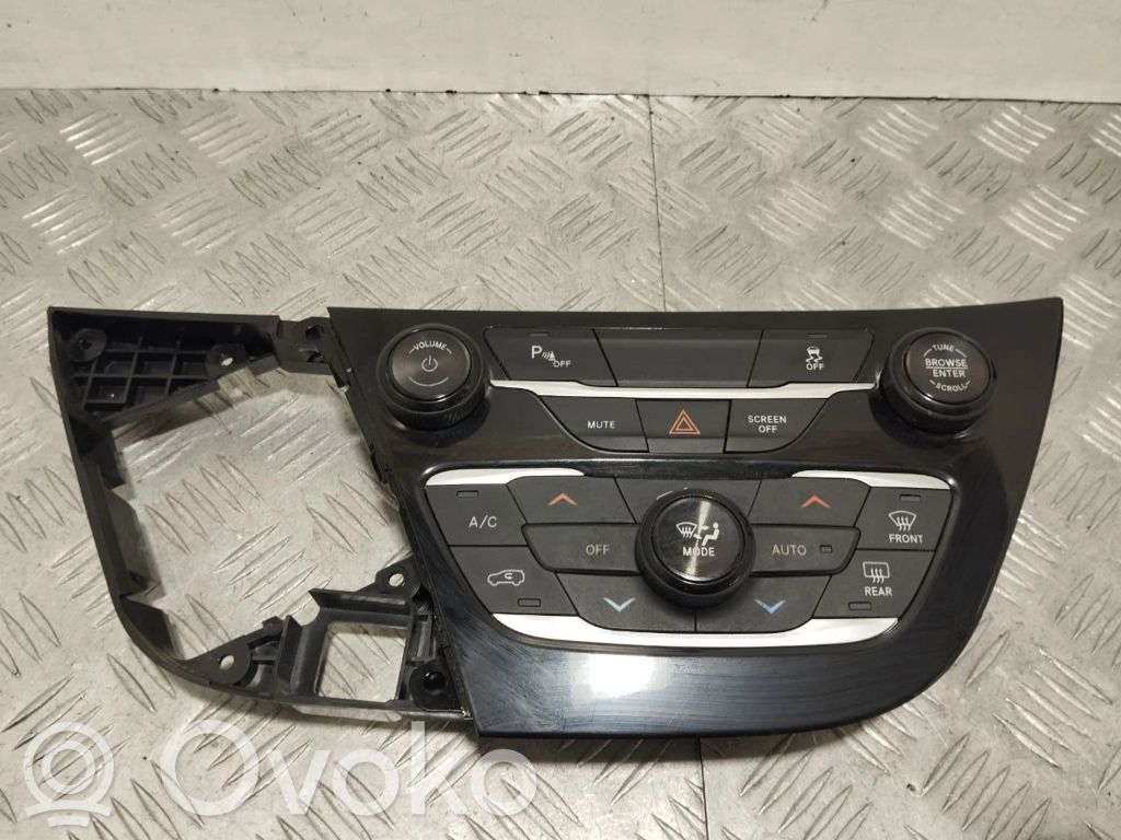 Chrysler Pacifica Climate control unit 