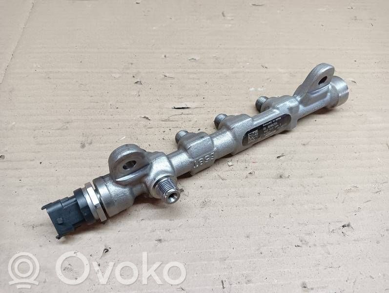 Suzuki Swift II Kraftstoffverteiler Einspritzleiste Verteilerrohr 