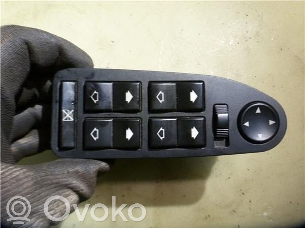 Electric window control switch   8368965