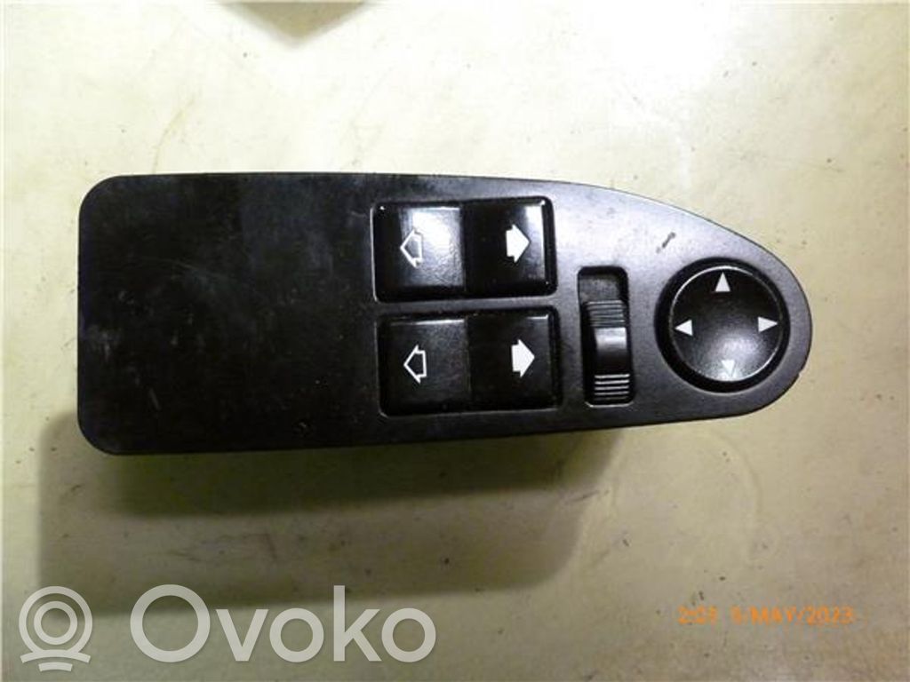 Electric window control switch   8368967