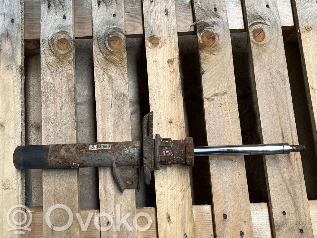 Volkswagen Golf V Priekšpusē amortizators 