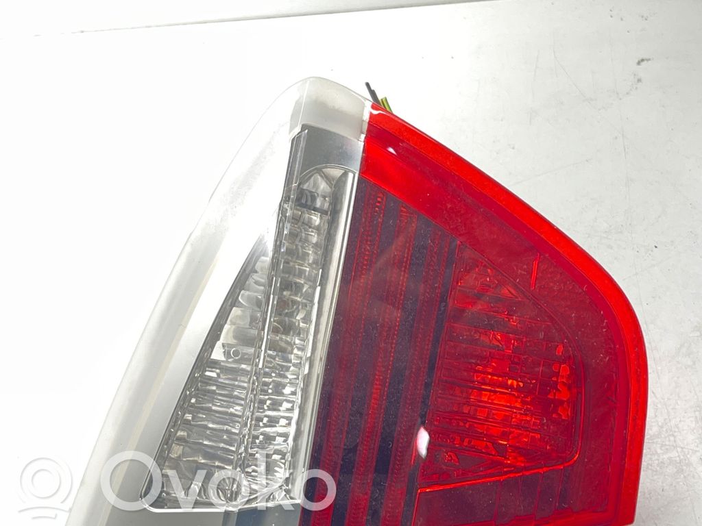 BMW 3 E90 E91 Aizmugurējais lukturis pārsegā 