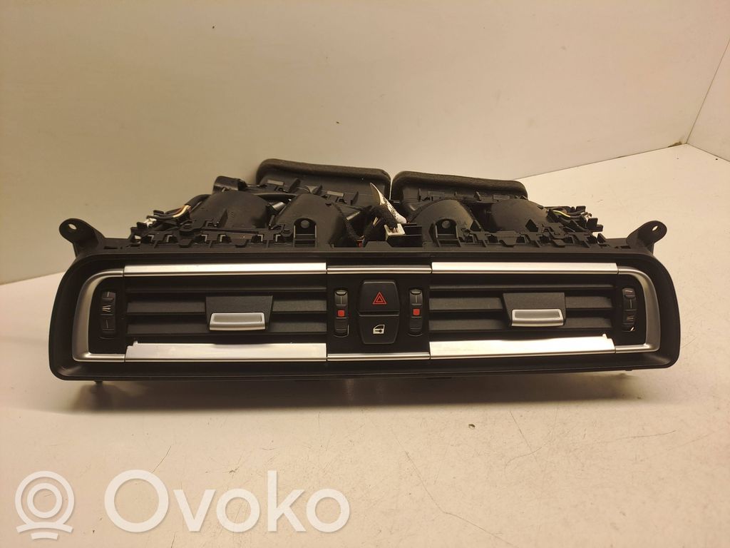 Kojelaudan keskiosan tuuletussuuttimen ritilä   9115860,6505008