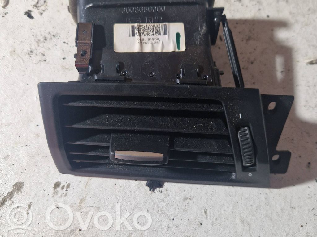 BMW X4 F26 Kojelaudan tuuletussuuttimen suojalista 