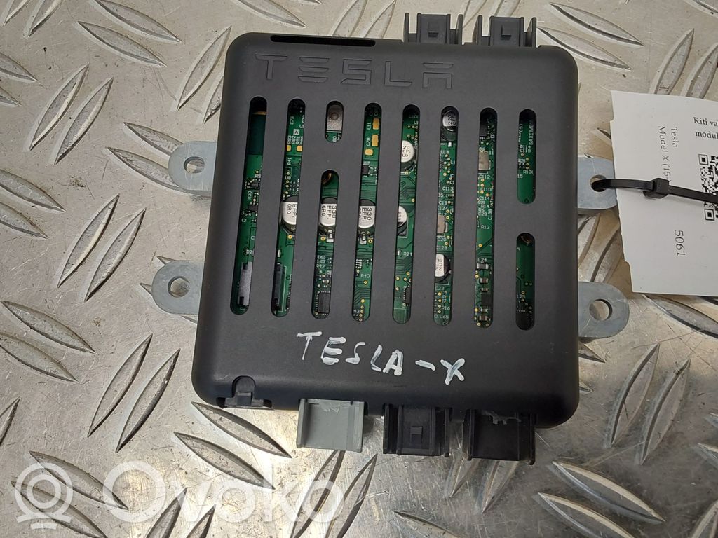 Tesla Model X Citu veidu vadības bloki / moduļi 