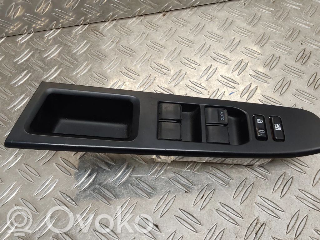 Toyota Yaris Elektrisko logu slēdzis 