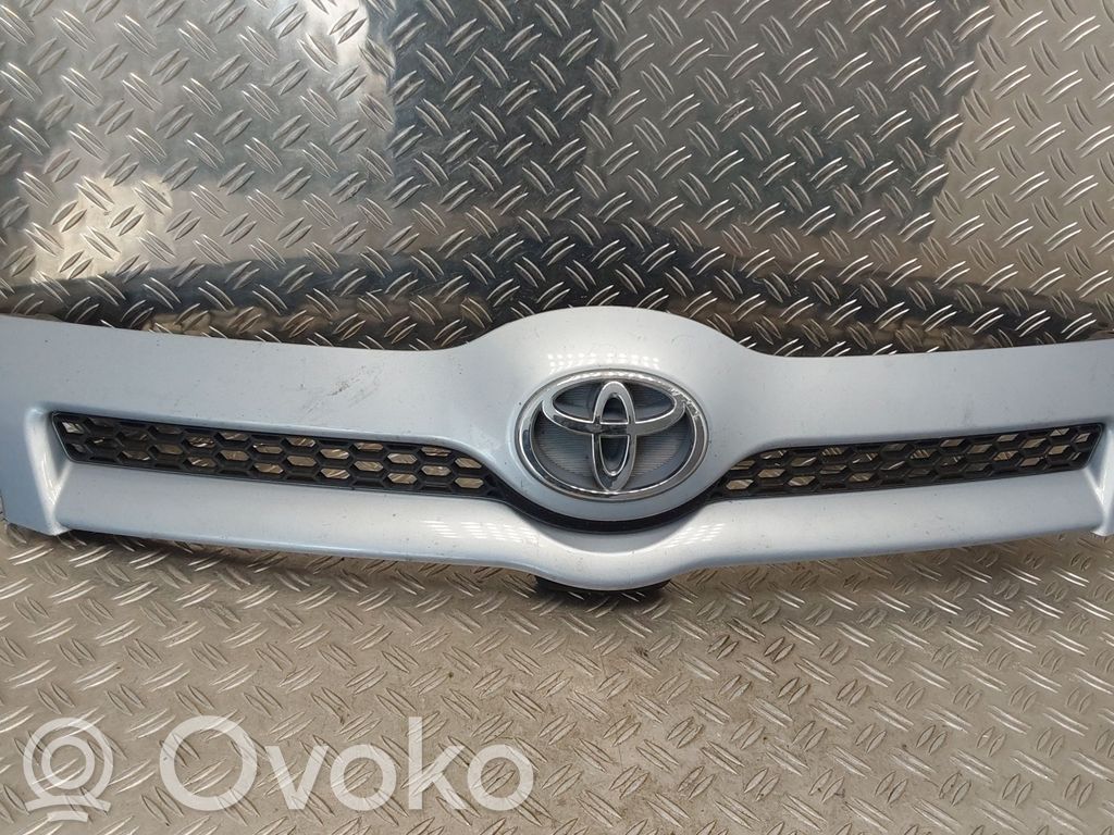 Toyota Corolla Verso AR10 Etupuskurin ylempi jäähdytinsäleikkö 