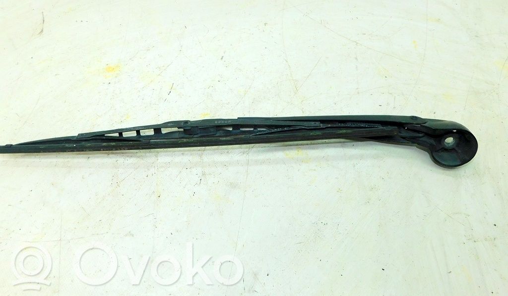 Audi A4 S4 B5 8D Aizmugurējā loga tīrītāja kājiņa 