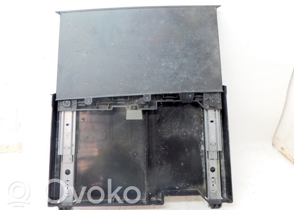 Compartimiento/consola central del panel   681E24103R,194860