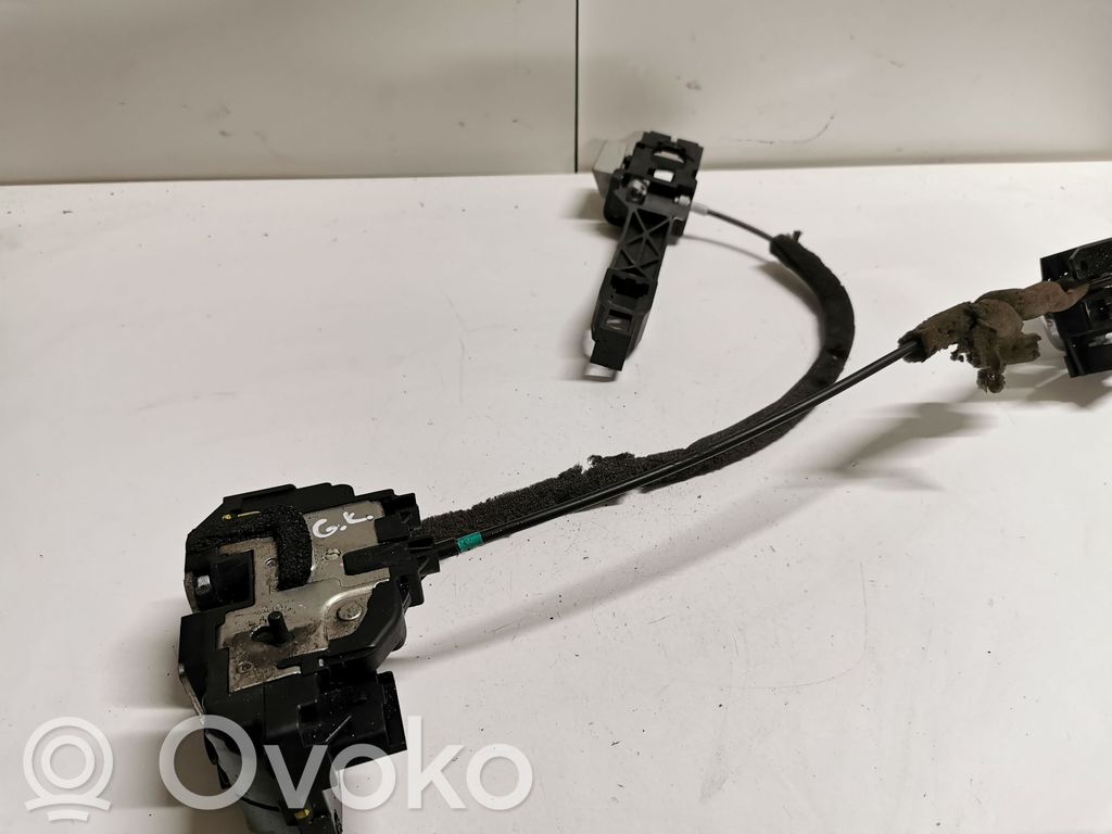 Nissan Qashqai Aizmugurē slēdzene 