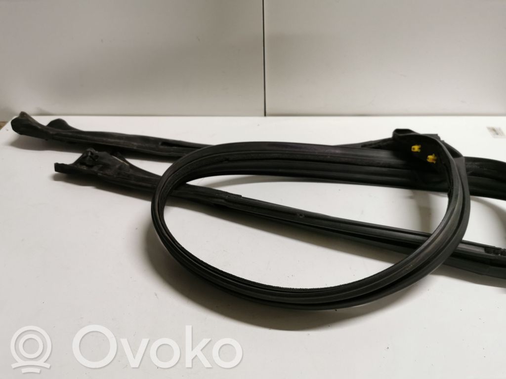 Ford Mustang VI Gumowa uszczelka drzwi 
