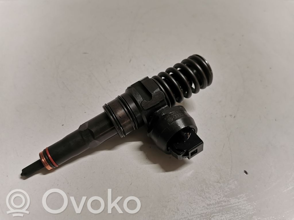 Volkswagen PASSAT B6 Wtryskiwacz paliwa 