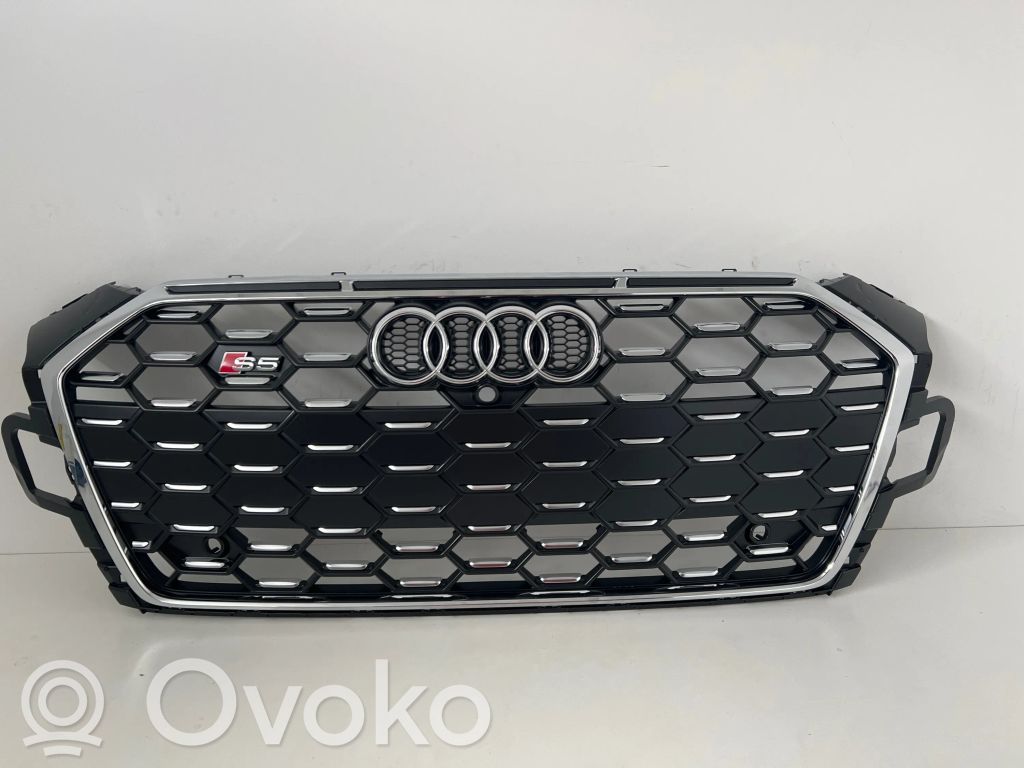 Audi A5 Etupuskurin ylempi jäähdytinsäleikkö 