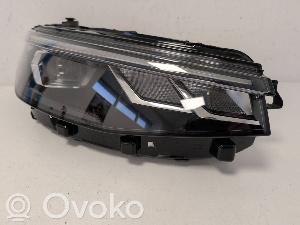 Volkswagen PASSAT B9 Lampa przednia 
