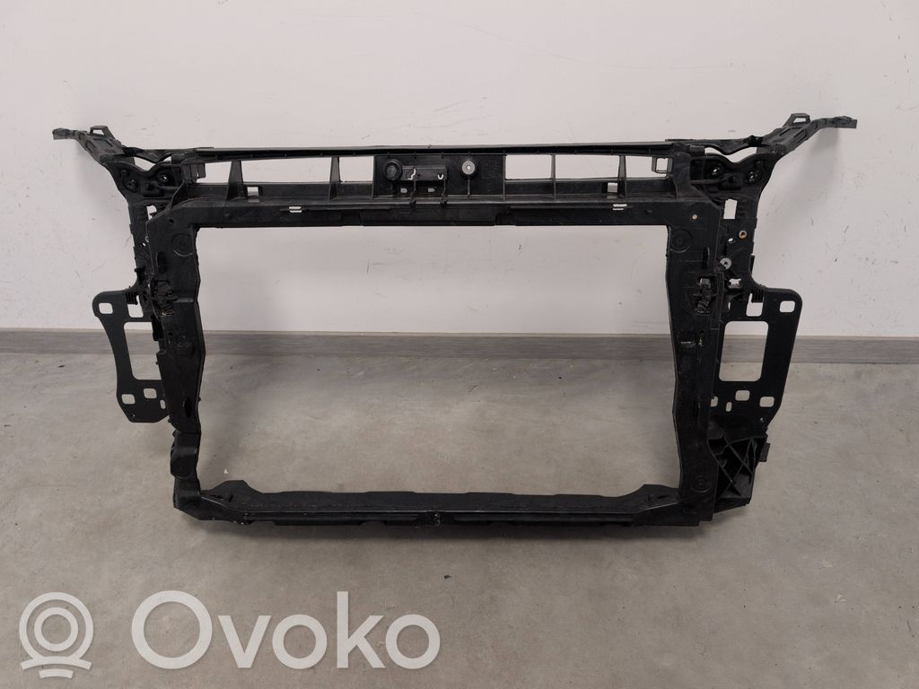 Audi Q3 F3 Pas przedni 
