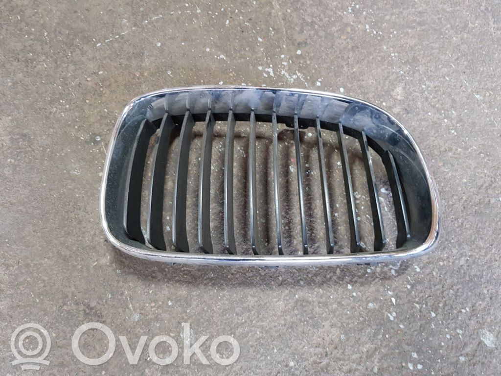 BMW 1 E81 E87 Grotelės viršutinės 