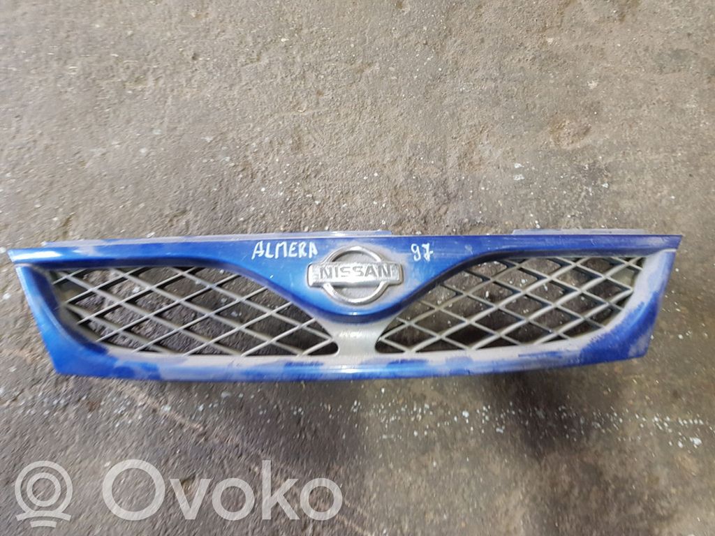 Nissan Almera N16 Etupuskurin ylempi jäähdytinsäleikkö 
