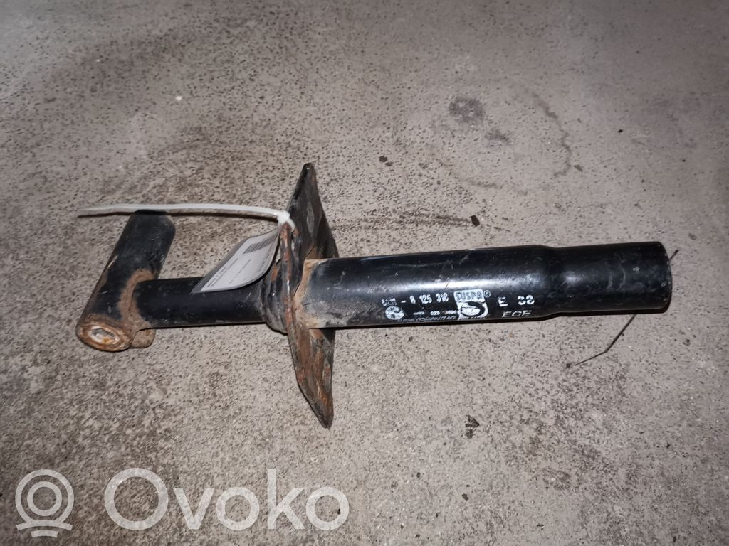 BMW 7 E38 Priekšpusē bampera turētājs 