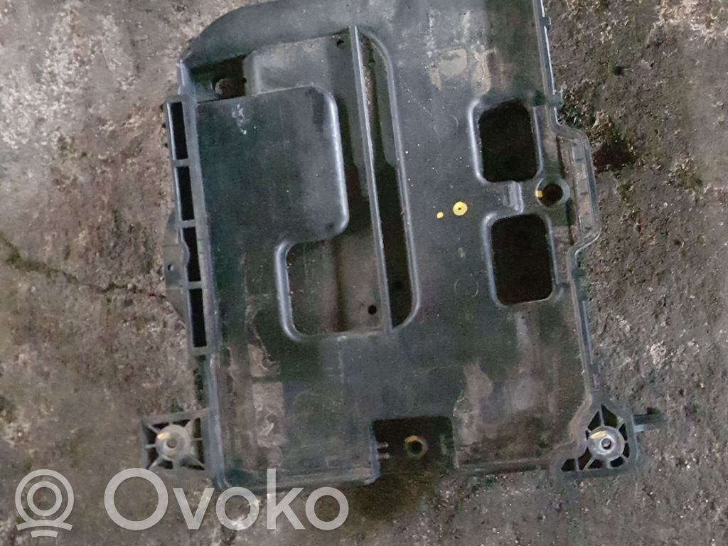 Hyundai i30 Akkulaatikon alusta 