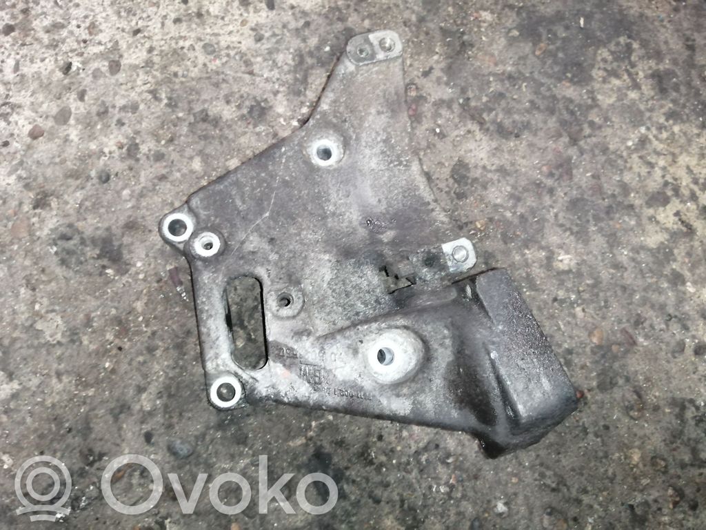 Opel Vectra B Ohjaustehostimen pumpun kannake 