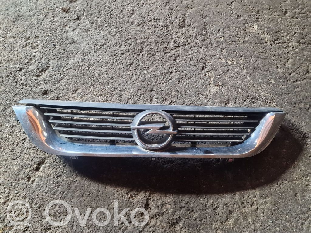 Opel Vectra B Grotelės viršutinės 