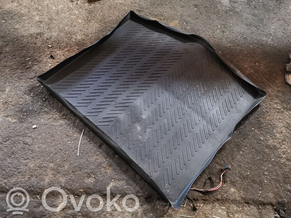 Rubber trunk/boot mat liner