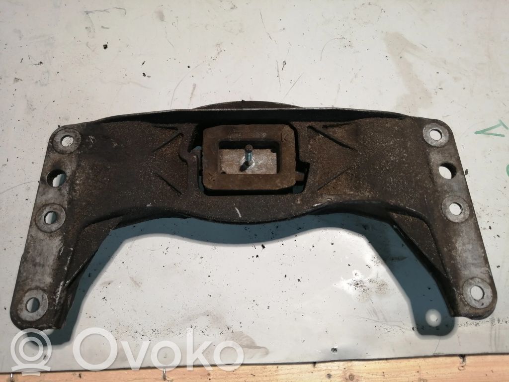 Gearbox mounting bracket