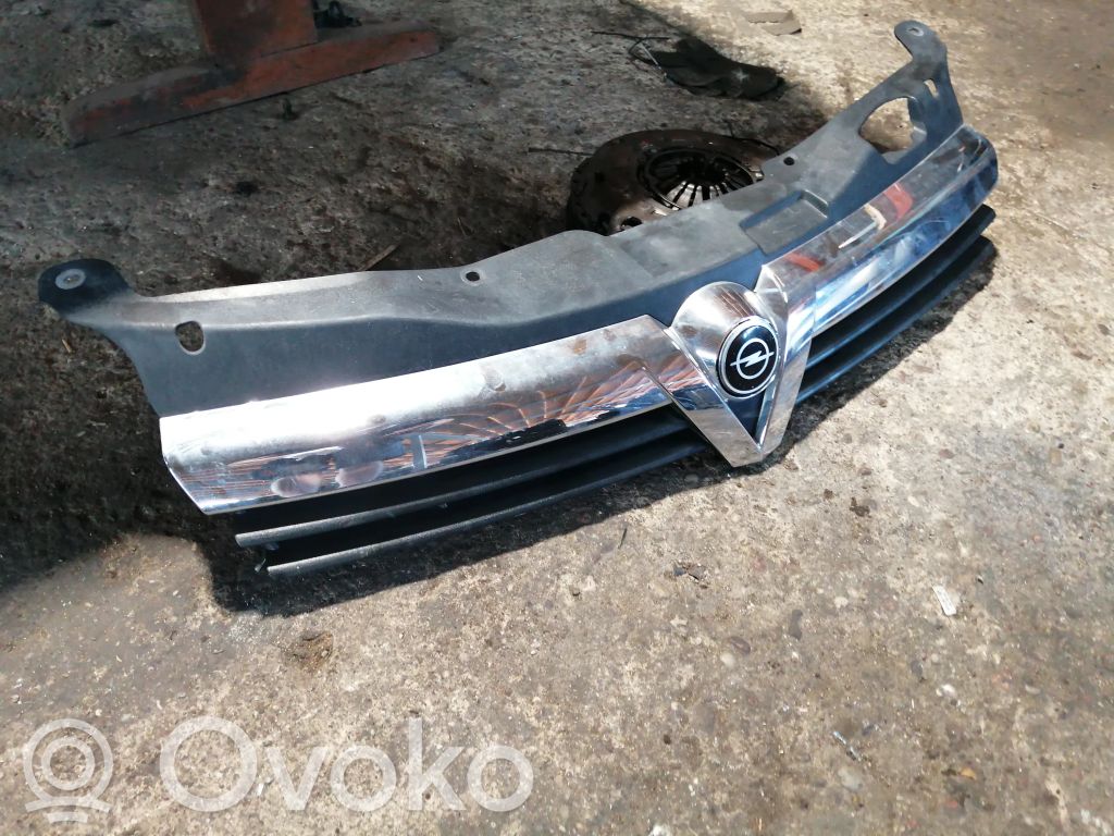 Opel Astra H Griglia superiore del radiatore paraurti anteriore 