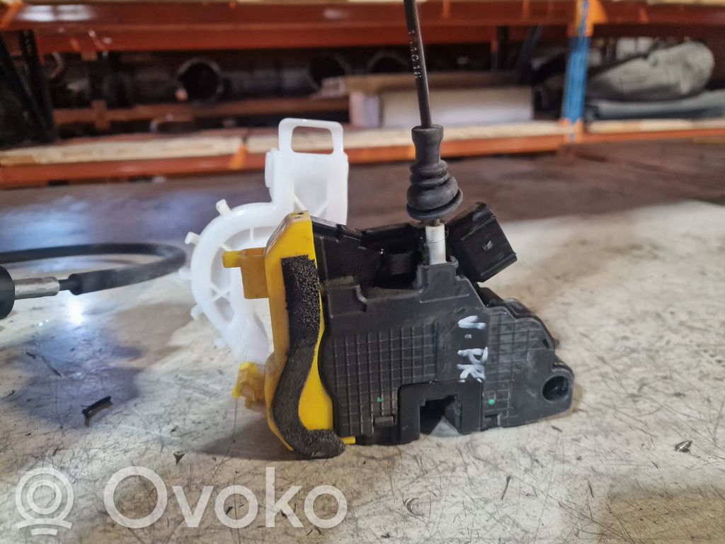KIA Ceed Priekšpusē slēdzene 