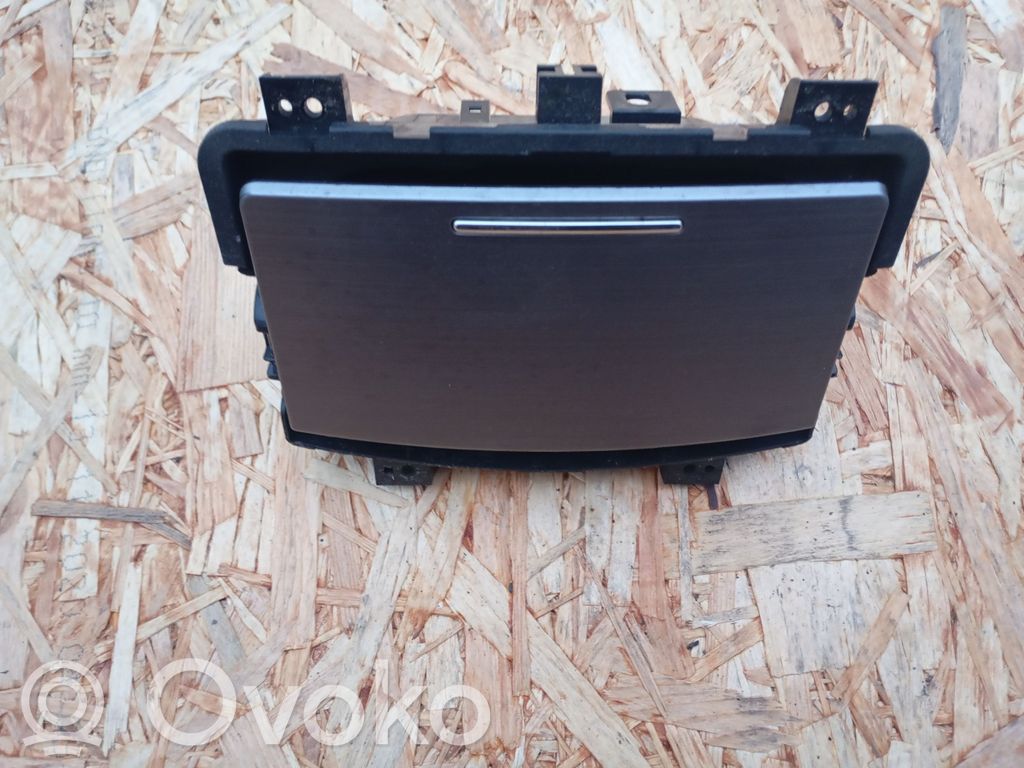 Subaru Outback Mukiteline edessä 