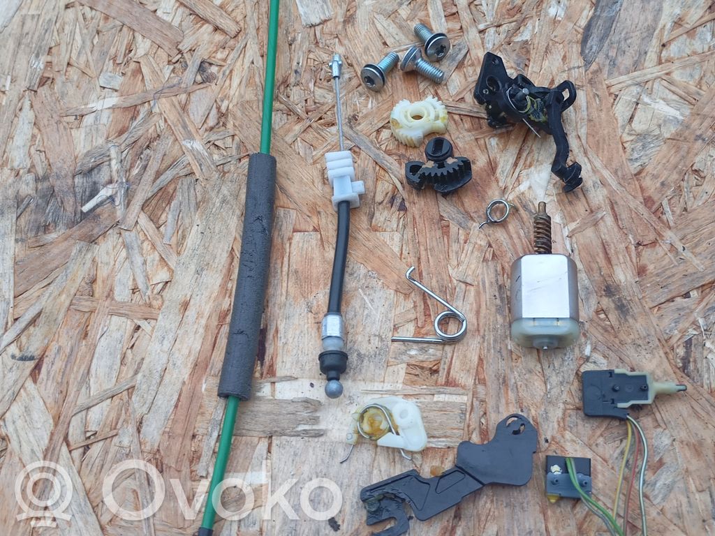 Hyundai i30 Etuoven lukko (kahvan vieressä) 