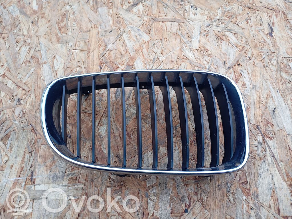 BMW 1 E81 E87 Grotelės viršutinės 