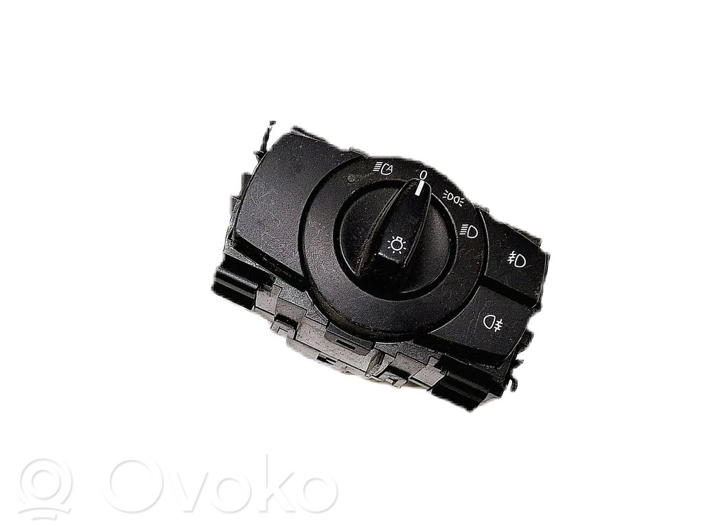 Light switch   6932796